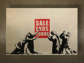 V boho stylu obraz na plátně s motivem Street ART – Banksy, moře a pláž v fialovo-modrých odstínech, vícedílné provedení, vhodný do obývacího pokoje – hlavní