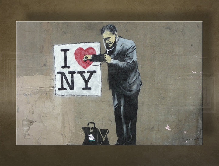 Detailní náhled kompozice s nápisem I Love NY a mužem se stetoskopem na šedém pozadí, Papilora.