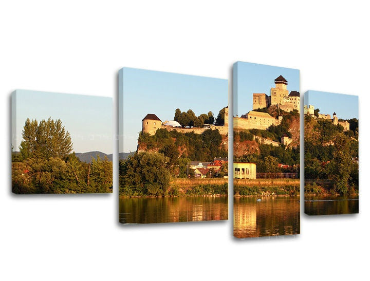 Čtyřdílný obraz na plátně zobrazuje majestátní hrad Trenčín tyčící se nad řekou Váh v teplých odstínech západu slunce, Papilora.