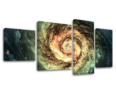 Na plátně je zobrazena spirálová galaxie s jasným žluto-oranžovým středem a tmavě modro-zelenými rameny, plná hvězd, Papilora.