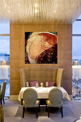 Geometrický obraz na plátně s motivem DANAE – Gustav Klimt, náboženský motiv v zlatých odstínech zavěšený v interiéru restaurace, romantická atmosféra – interiér