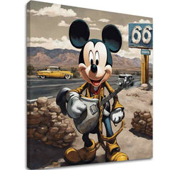 Plátno s potiskem usměvavého Mickey Mouse hrajícího na kytaru u silnice Route 66 s pouštní krajinou v pozadí, Papilora.