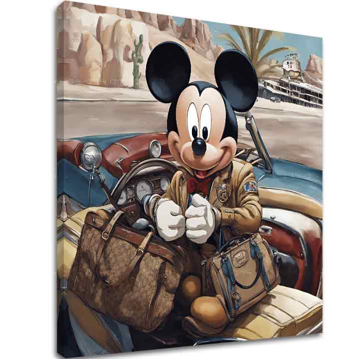 Mickey Mouse v béžové bundě a s cestovními taškami sedí za volantem starého auta v pouštní krajině, zobrazený na plátně s viditelným dřevěným rámem Papilora.
