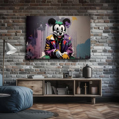 Obraz s Mickey Mousem v kostýmu Jokera visí v moderním interiéru nad dřevěnou konzolí s vázou a svíčkou, což vytváří stylový a neotřelý akcent Papilora.