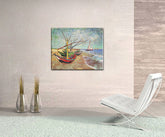 V boho stylu obraz na plátně s motivem pláž, moře, plachetnice, obloha, moře a pláž v modro-zelených odstínech zavěšený v interiéru obývacího pokoje – interiér