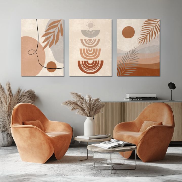 Abstraktní boho motiv s listy a geometrickými tvary v zemitých barvách visí v moderním interiéru nad dřevěnou konzolí s vázou a svíčkou Papilora.