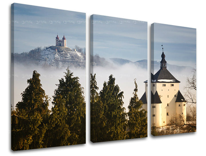 Triptych na plátně zobrazuje zasněženou krajinu s kostelem na kopci a zámkem v údolí, zahalenou do mlhy, s viditelným dřevěným rámem Papilora.