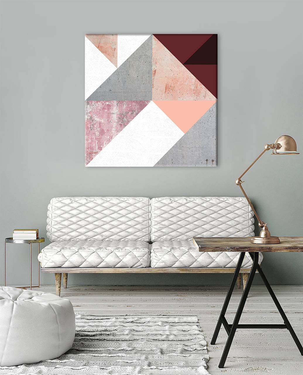 Abstraktní obraz s geometrickými tvary v moderním interiéru nad dřevěnou konzolí s vázou a svíčkou Papilora.