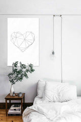 Obraz s geometrickým srdcem v šedé a bílé barvě visí v moderním interiéru nad dřevěnou konzolí s vázou a svíčkou Papilora.