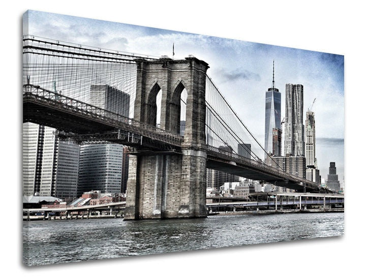 Umělecký tisk na plátně zobrazuje ikonický Brooklynský most s mrakodrapy New Yorku v pozadí, vše v šedých a modrých tónech, Papilora.