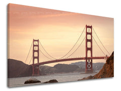Na plátně je zobrazen ikonický most Golden Gate v San Franciscu v teplých oranžových a červených tónech, s viditelným dřevěným rámem Papilora.