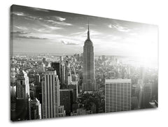 Černobílý tisk na plátně zachycuje ikonické panorama New Yorku s Empire State Building, viditelný je dřevěný rám Papilora.
