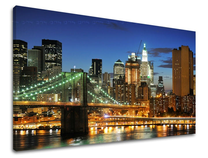 Obraz na plátně zachycuje noční panorama New Yorku s osvětleným Brooklynským mostem a mrakodrapy v pozadí, s viditelným dřevěným rámem Papilora.