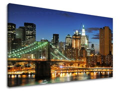 Obraz na plátně zachycuje noční panorama New Yorku s osvětleným Brooklynským mostem a mrakodrapy v pozadí, s viditelným dřevěným rámem Papilora.