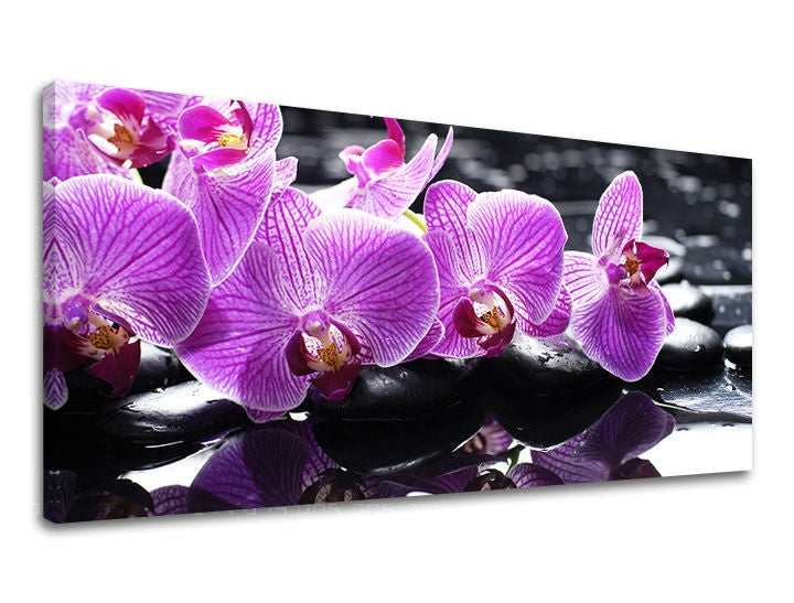 Detailní náhled kompozice s fialovými orchidejemi a černými kameny, zd��razňující jejich harmonické uspořádání a odrazy na vodní hladině Papilora.