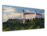 Klasický obraz na plátně s motivem PANORÁMA SLOVENSKO, hrad, stromy, obloha, oblaka v bílo-modrých odstínech, klidná atmosféra, vhodný do chodby – hlavní