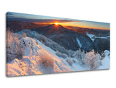 Klasický obraz na plátně s motivem PANORÁMA SLOVENSKO, hory, sníh, stromy, slunce v bílo-modrých odstínech, klidná atmosféra, vhodný do kanceláře – hlavní