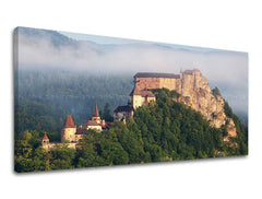Na tomto plátně je zobrazen majestátní Oravský hrad tyčící se na skalnatém útesu, obklopený zelenými stromy a zahalený v ranní mlze, Papilora.