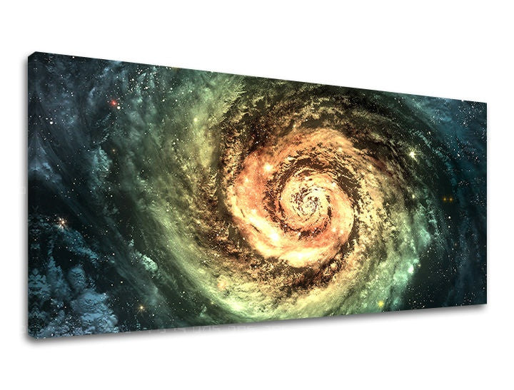 Detailní náhled kompozice ukazuje vířící spirální galaxii plnou hvězd Papilora.