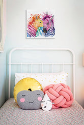 V boho stylu obraz na plátně s motivem PRO DĚTI, květy, dětský motiv, příroda v bílo-růžových odstínech, hravá atmosféra, příroda, vhodný do dětského pokoje – hlavní