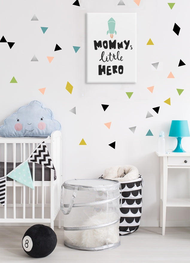 Detailní náhled na raketu a nápis Mommy's little hero na bílém pozadí Papilora.