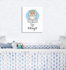 Detailní náhled kompozice s kresleným králem v modrém kruhu a nápisem „I am a King“ Papilora.