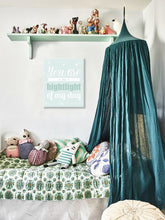 Moderní obraz na plátně s motivem PRO DĚTI, dětský motiv v bílo-modrých odstínech, něžná atmosféra, dětství, vhodný do dětského pokoje | Obraz na stěnu PRO DĚTI – hlavní
