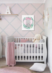 Detailní náhled na kompozici roztomilého slona s velkýma růžovýma ušima a květinovou čelenkou, Papilora.