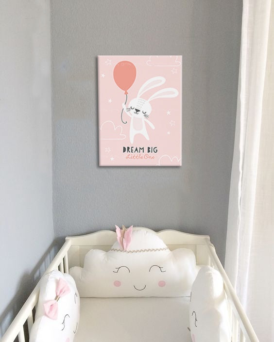 Detailní náhled na kompozici s bílým králíkem a růžovým balónkem na růžovém pozadí, Papilora.
