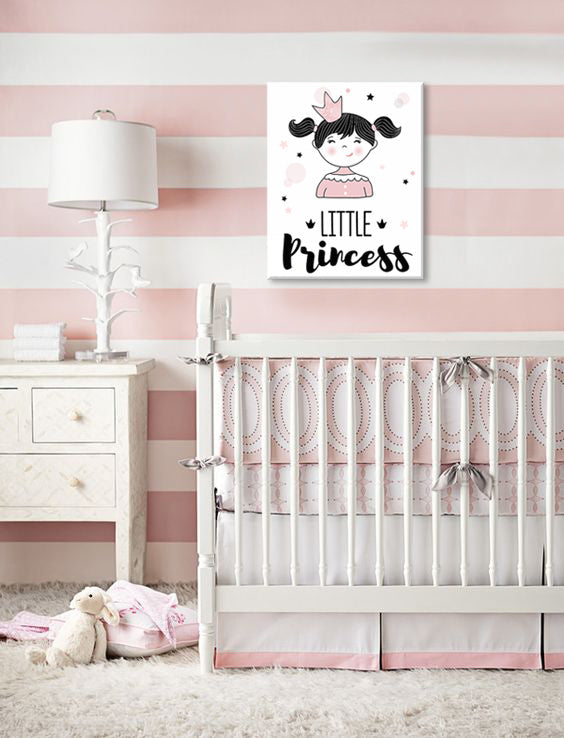 Umělecké dílo na plátně zobrazuje roztomilou holčičku s korunkou a nápisem „Little Princess“ v růžových a černých tónech, s viditelným dřevěným rámem Papilora.