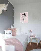 Moderní obraz na plátně s motivem PRO DĚTI, hvězdy, dětský motiv v bílo-růžových odstínech, rozmarná atmosféra, sny a dětství, vícedílné provedení – hlavní