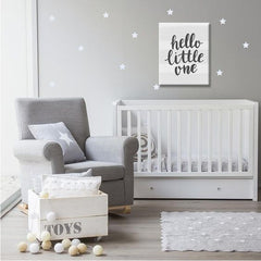 Detailní náhled kompozice s nápisem „hello little one“ v černém písmu na bílém pruhovaném podkladu, Papilora.