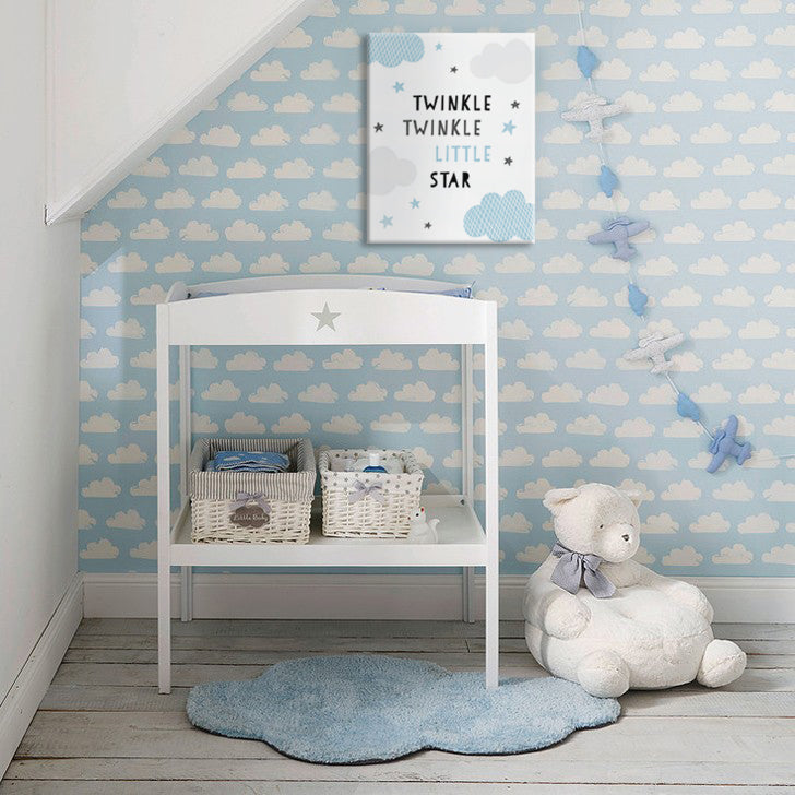 Na plátně je zobrazen dětský motiv s nápisem „Twinkle Twinkle Little Star“ obklopený hvězdami a mraky v bílé a modré barvě, s viditelným dřevěným rámem Papilora.