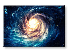 Detailní pohled na umělecké dílo odhaluje texturu a kompozici spirální galaxie s modrými a žlutými odstíny Papilora.