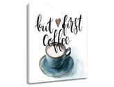 Moderní obraz na plátně s motivem šálek kávy v bílo-hnědých odstínech, útulná atmosféra | Obraz na stěnu s textom But first coffee – produkt