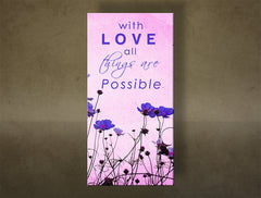 Vertikální plátno s motivačním citátem „With Love all things are Possible“ a fialovými květy na růžovém pozadí, viditelné na dřevěném rámu Papilora.