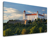 Klasický obraz na plátně s motivem SLOVENSKO, hrad, stromy, obloha, oblaka v bílo-modrých odstínech, klidná atmosféra, vhodný do kanceláře – hlavní
