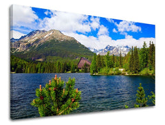 Nádherný pohled na Štrbské pleso s horami a modrou oblohou na tištěném plátně Papilora.
