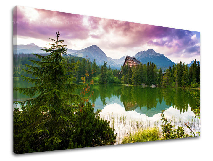 Obraz na plátně zobrazuje Štrbské pleso s horskou chatou a fialovými mraky nad horami, s viditelným dřevěným rámem Papilora.