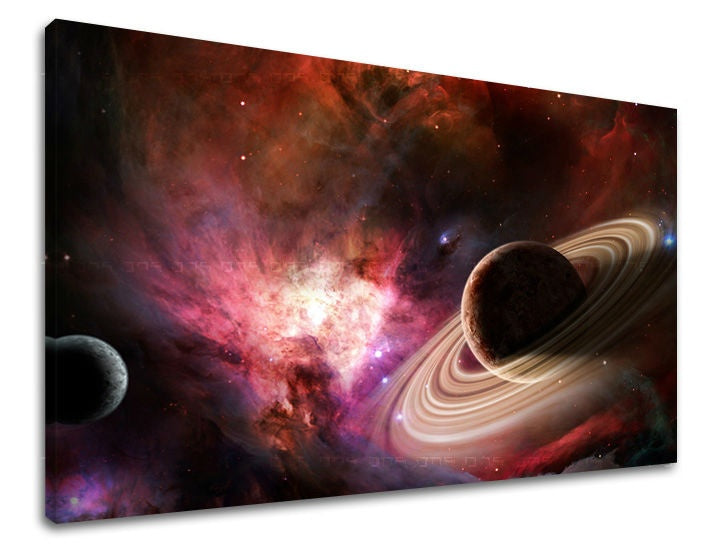 Detailní náhled kompozice zobrazuje planetu s prstencem a vzdálenou mlhovinu, Papilora.