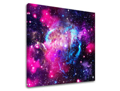 Na plátně je zobrazená galaxie s mnoha hvězdami v odstínech růžové, modré a fialové, s viditelným dřevěným rámem Papilora.