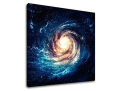 Na plátně je vidět spirální galaxie s jasným středem a modro-oranžovými rameny, zasazená do tmavého vesmíru plného hvězd Papilora.
