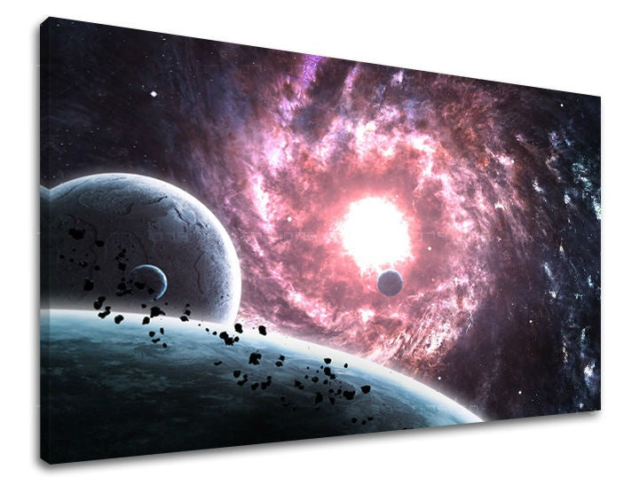 Plátno s potiskem vesmírné scény s planetami a vířící galaxií v odstínech fialové a modré, viditelné z boku s dřevěným rámem Papilora.