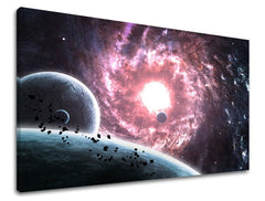 Plátno s potiskem vesmírné scény s planetami a vířící galaxií v odstínech fialové a modré, viditelné z boku s dřevěným rámem Papilora.
