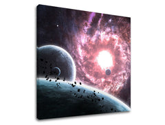 Na plátně je zobrazen vesmírný výjev s planetami a růžovou galaxií, viditelný je i dřevěný rám Papilora.