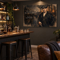 Stylový obraz Peaky Blinders umístěný v pánském interiéru u domácího baru s whisky, vytvářející autentickou historickou atmosféru.