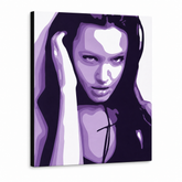Ručně malovaný obraz POP Art Angelina Jolie 1 díl aj2 – 3D vizualizace ručně malovaného plátna na bílém pozadí. Dominantní barvy: fialová, černá, bílá.