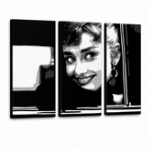 Ručně malovaný obraz POP Art Audrey HEPBHURN 3 díly ah1 – 3D vizualizace ručně malovaného plátna na bílém pozadí. Dominantní barvy: černá, bílá, šedá.