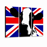 Ručně malovaný obraz POP Art Kráva 3 dílná cow2 – 3D vizualizace ručně malovaného plátna na bílém pozadí. Dominantní barvy: černá, bílá, červená, modrá, žlutá.