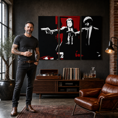 Umělecké dílo s postavami z Pulp Fiction v černé a červené barvě, zavěšené v moderním interiéru nad dřevěnou konzolí s vázou a svíčkou Papilora.